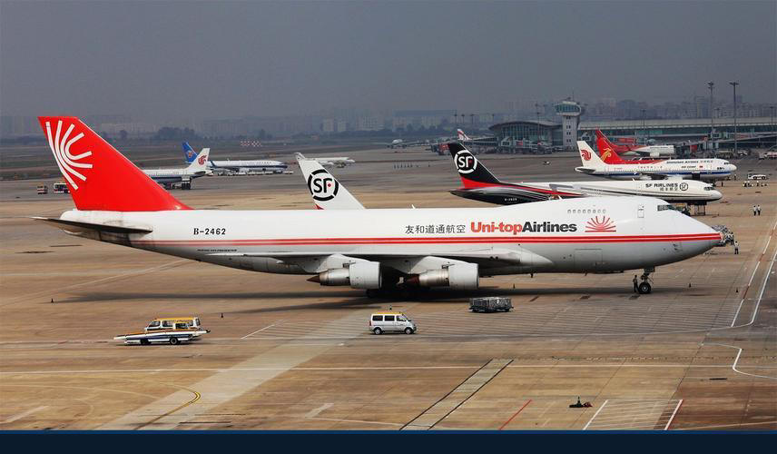 1:400 Phoenix PH04168 Uni-Top Airlines Cargo Boeing 747-200F B-2462 Aircraft Model+Free Tractor