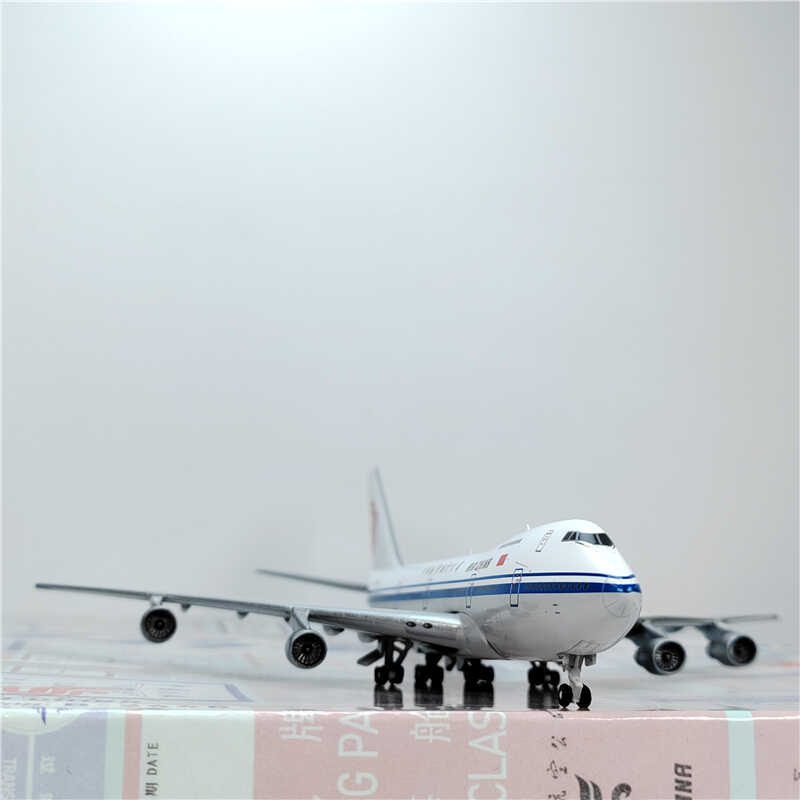 1:400 Undefined Collectibles Air China B747-200combi B-2446+Free Tractor