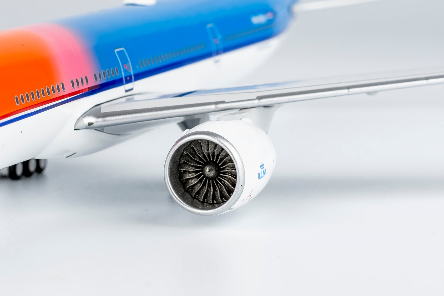 1:400 NG Models NG73041 KLM Boeing 777-300ER PH-BVA Aircraft Model+Free Tractor