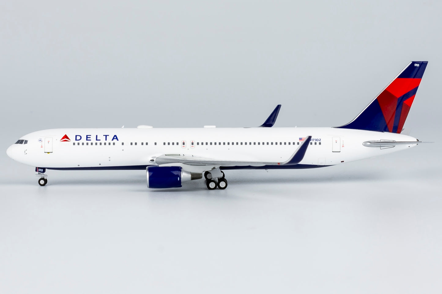 1:400 NG Models NG17002 Delta Airlines B767-300ER N173DZ Aircraft Model+Free Tractor