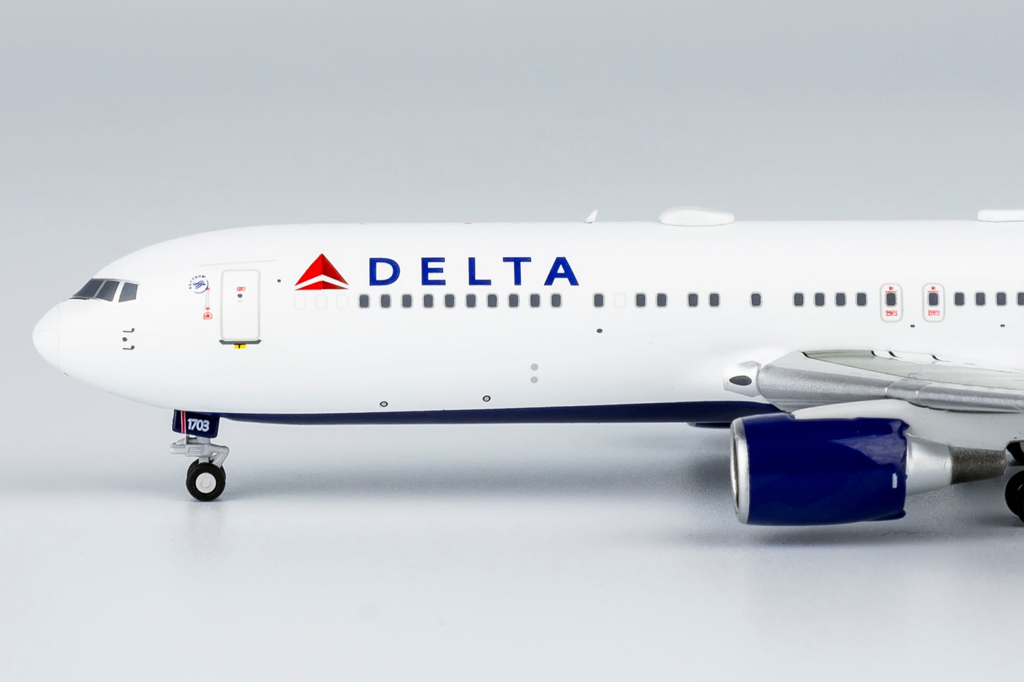 1:400 NG Models NG17002 Delta Airlines B767-300ER N173DZ Aircraft Model+Free Tractor