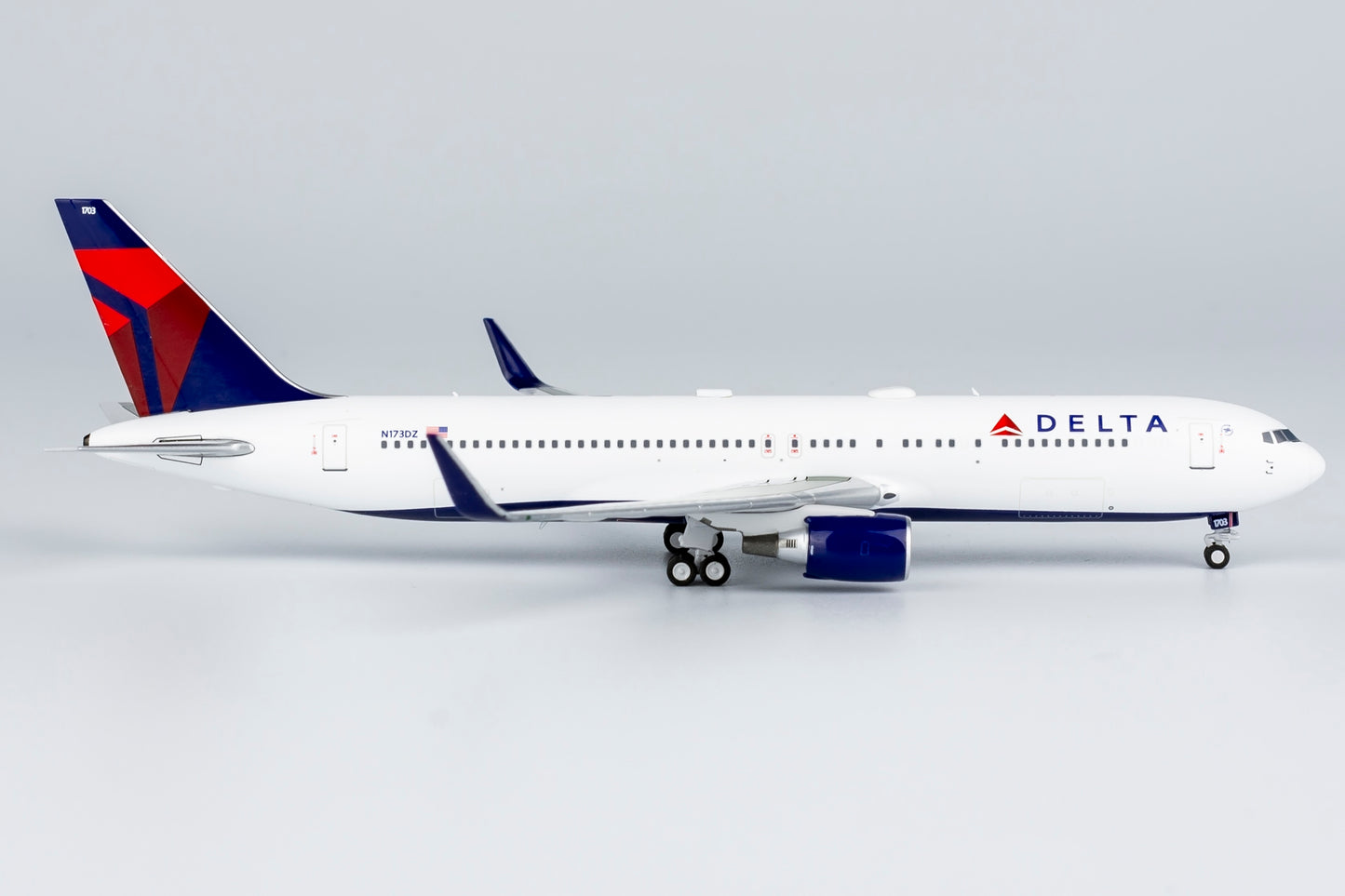 1:400 NG Models NG17002 Delta Airlines B767-300ER N173DZ Aircraft Model+Free Tractor