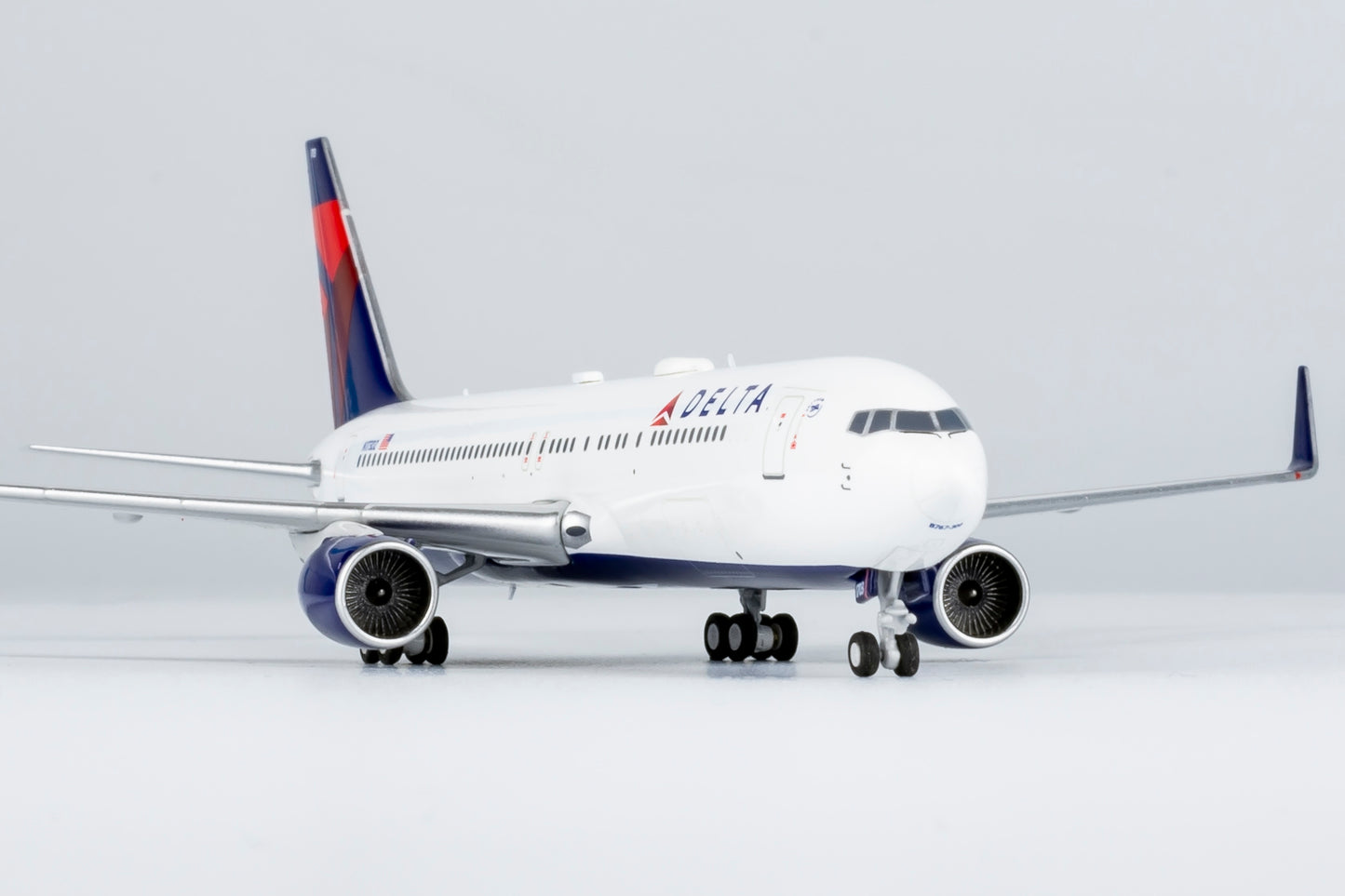 1:400 NG Models NG17002 Delta Airlines B767-300ER N173DZ Aircraft Model+Free Tractor