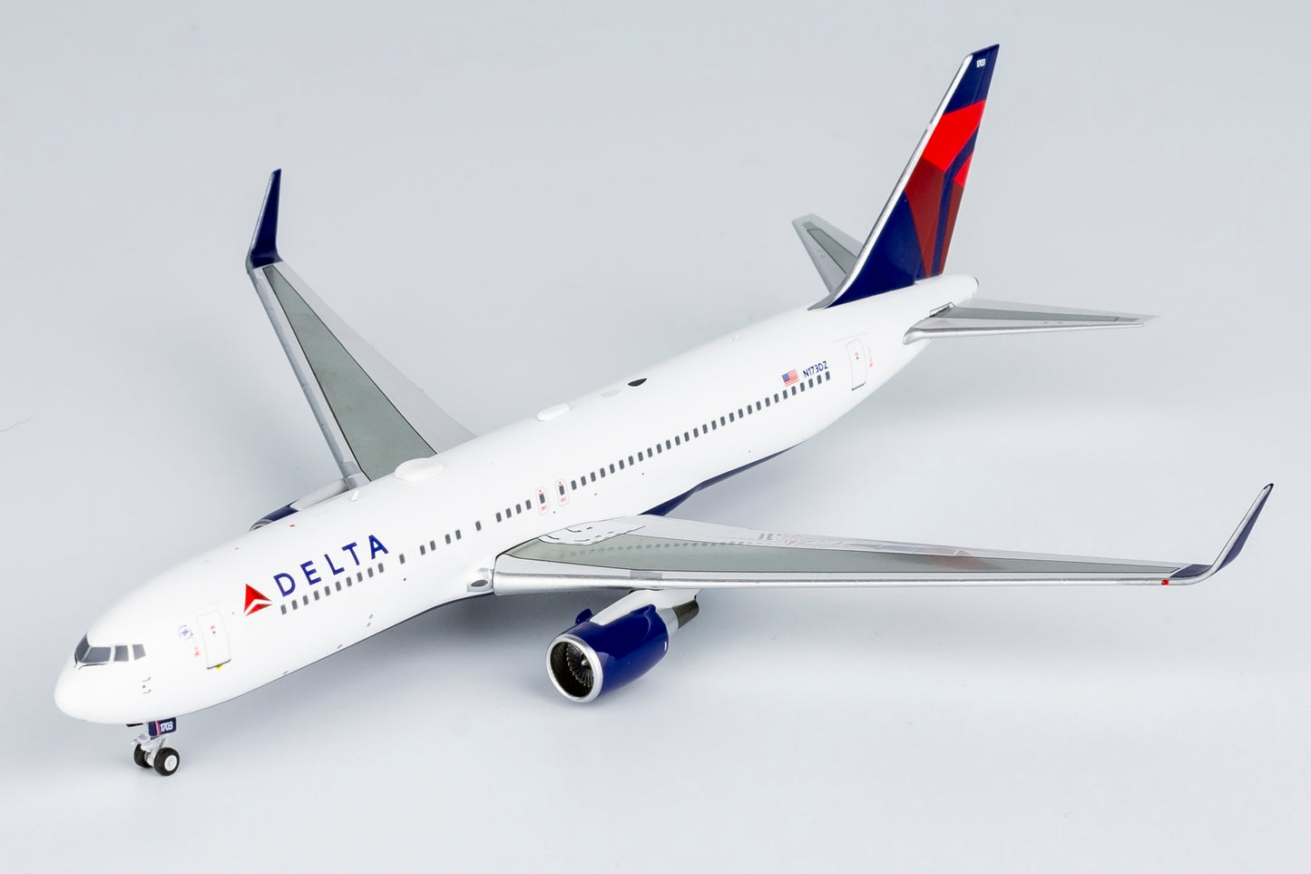1:400 NG Models NG17002 Delta Airlines B767-300ER N173DZ Aircraft Model+Free Tractor
