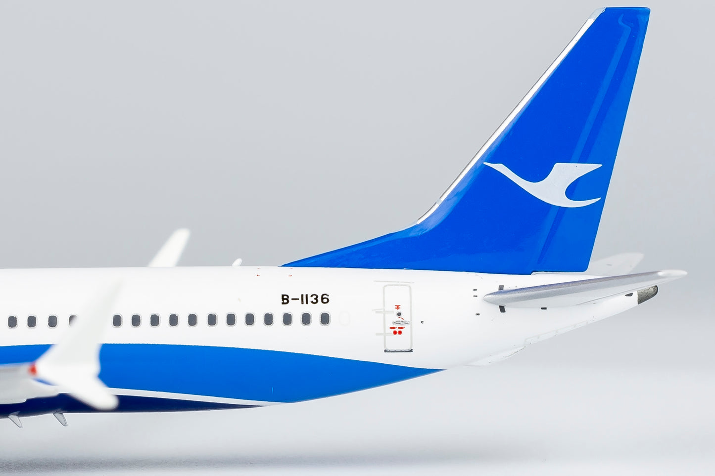 1:400 NG Models NG88030 Xiamen Airlines B737 MAX8 B-1136 "2000th Boeing in China" Aircraft Model+Free Tractor