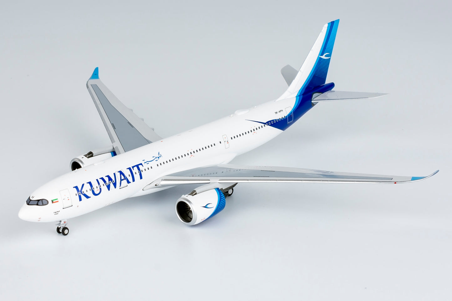 1:400 NG Models NG67001 Kuwait Airways Airbus A330-800neo 9K-APH Aircraft Model+Free Tractor