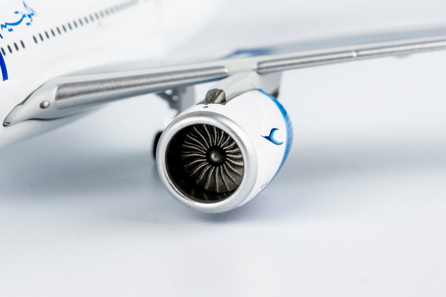 1:400 NG Models NG67001 Kuwait Airways Airbus A330-800neo 9K-APH Aircraft Model+Free Tractor