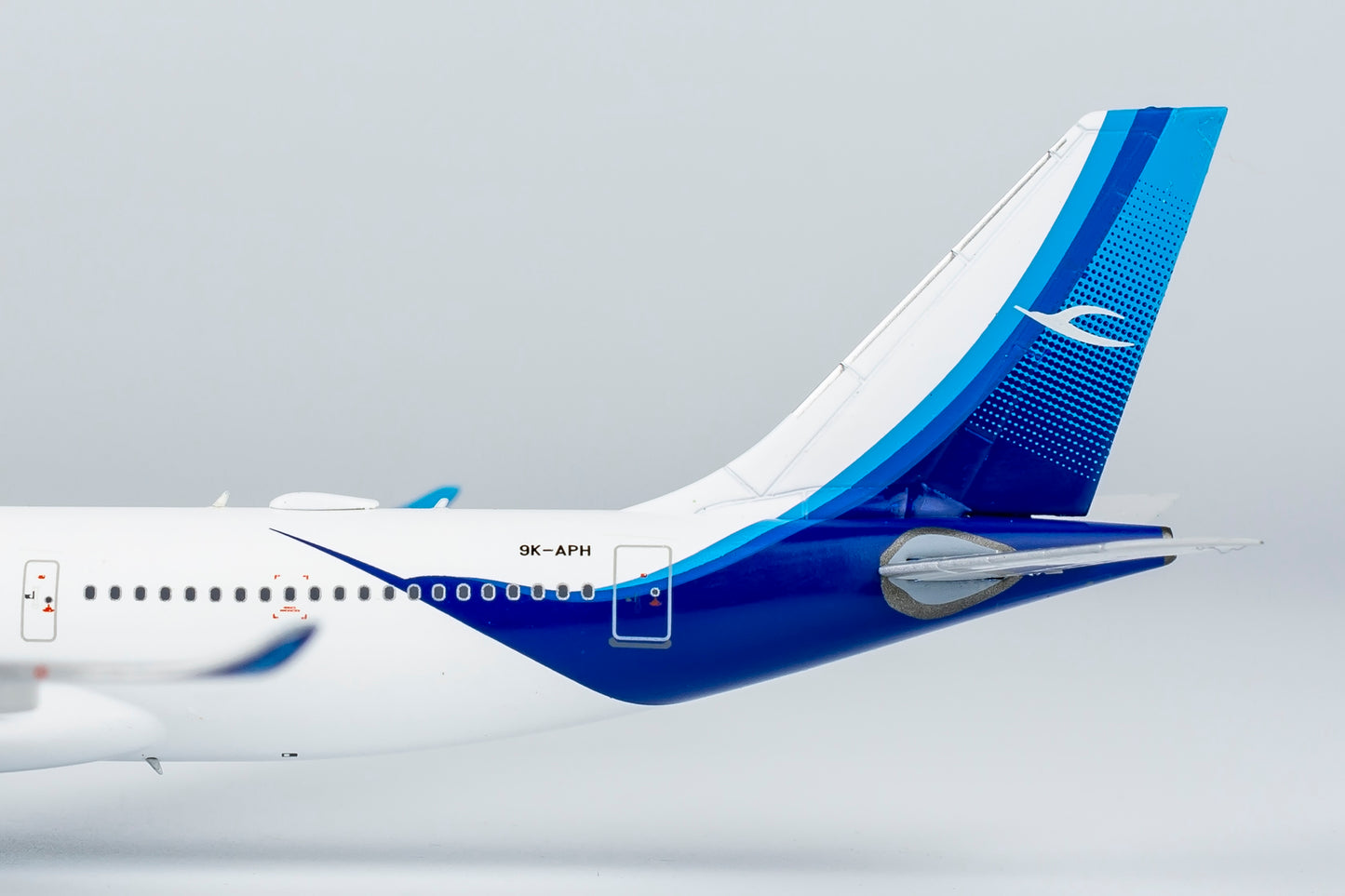 1:400 NG Models NG67001 Kuwait Airways Airbus A330-800neo 9K-APH Aircraft Model+Free Tractor