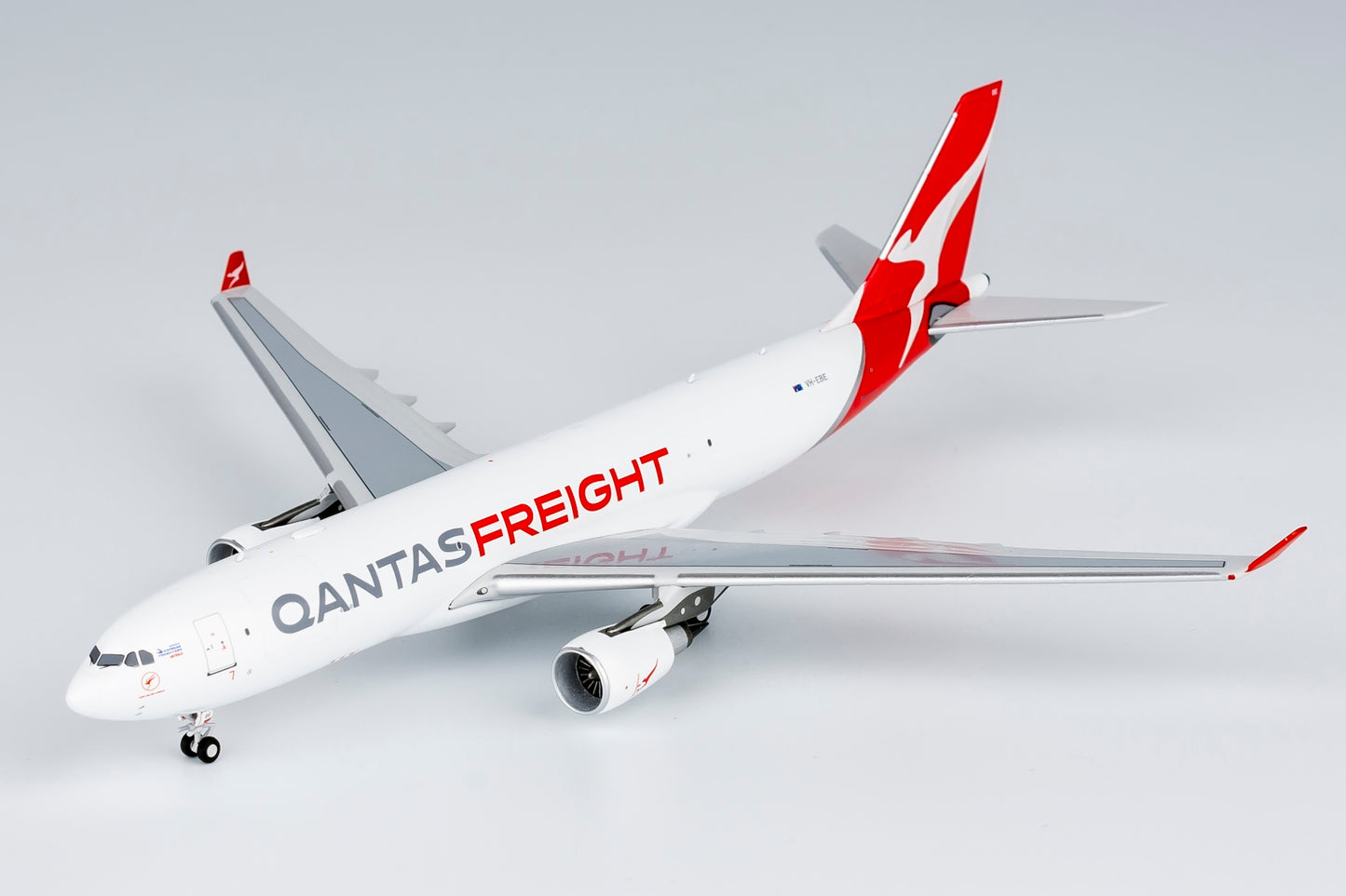 1:400 NG Models NG61091 Qantas Freight Airbus A330-200P2F VH-EBE Aircraft Model+Free Tractor