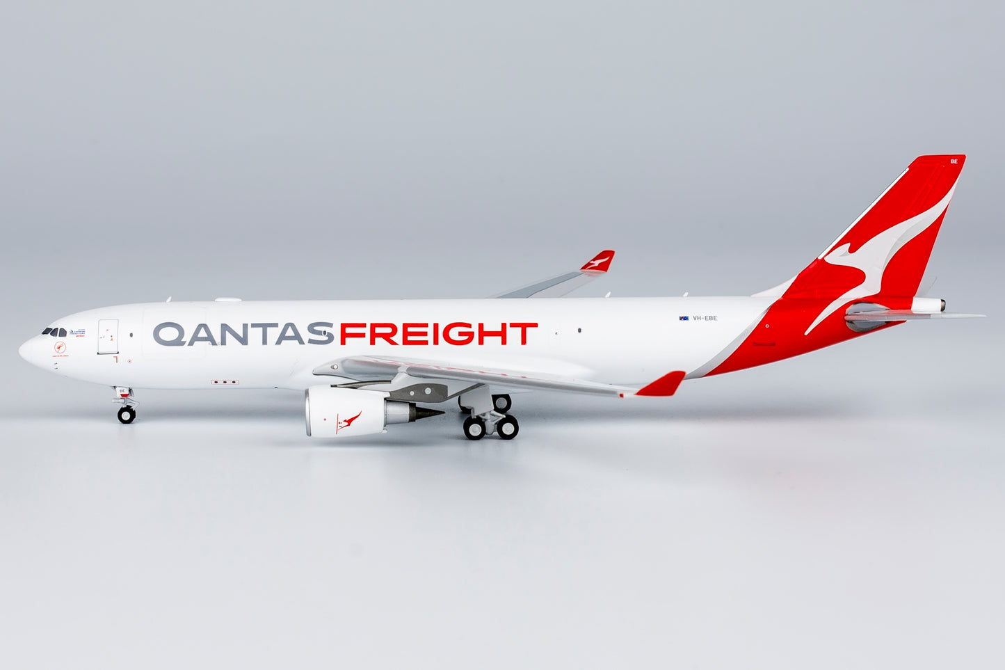 1:400 NG Models NG61091 Qantas Freight Airbus A330-200P2F VH-EBE Aircraft Model+Free Tractor