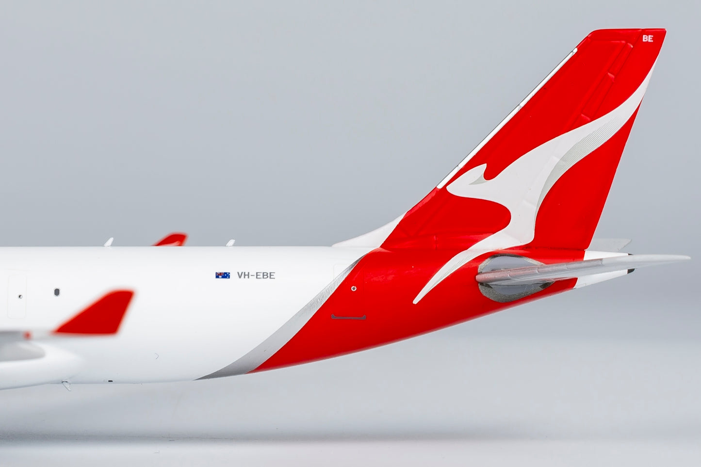 1:400 NG Models NG61091 Qantas Freight Airbus A330-200P2F VH-EBE Aircraft Model+Free Tractor