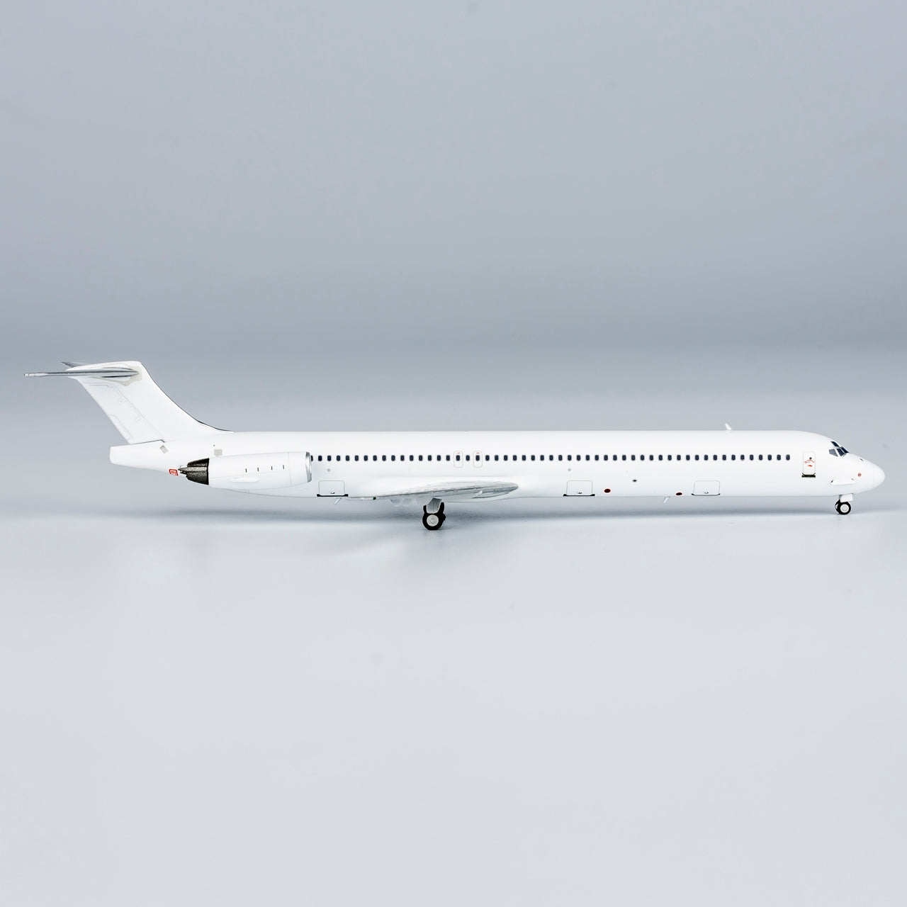 1:400 NG Models NG83000 McDonnell Douglas MD-82 Blank Aircraft Model+Free Tractor