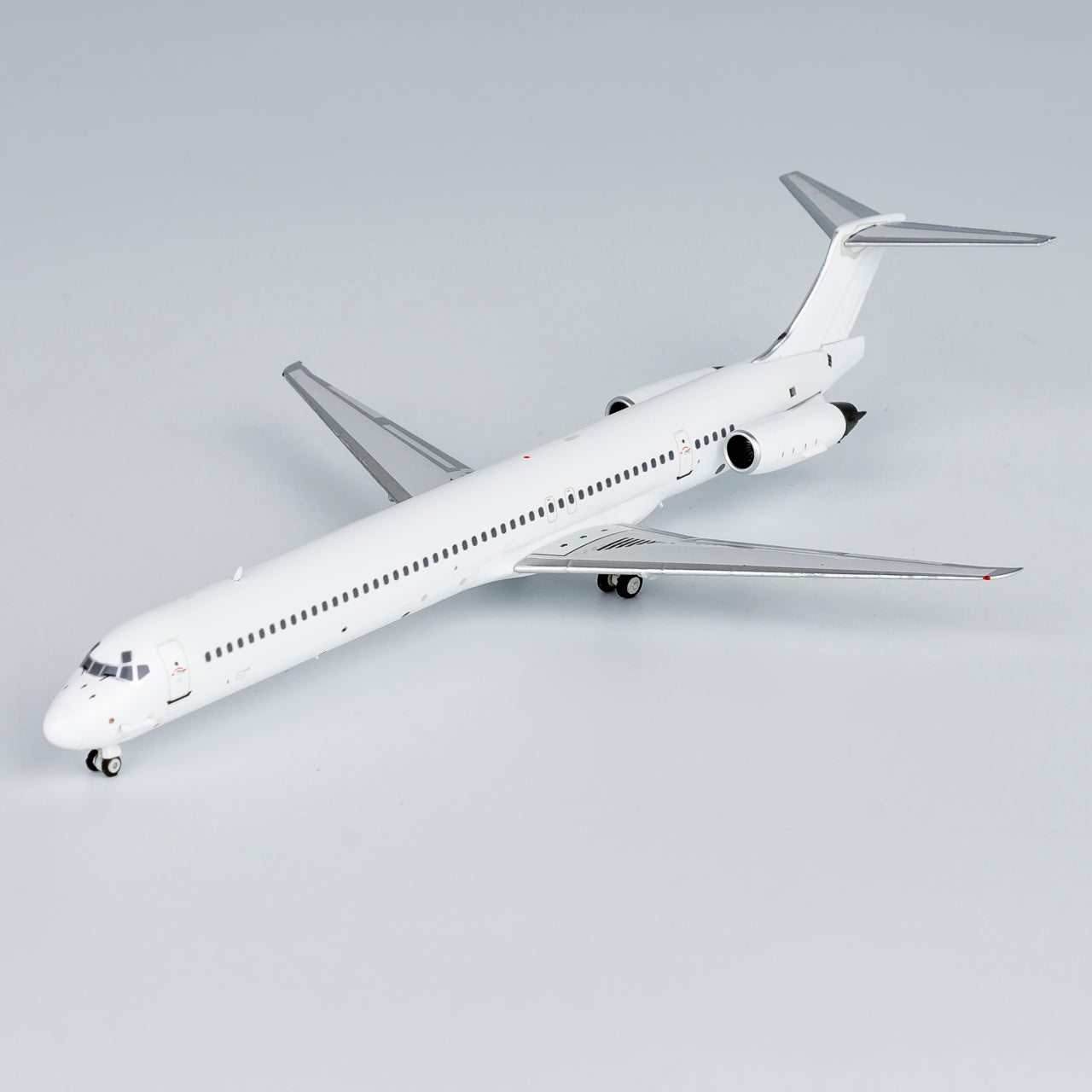 1:400 NG Models NG83000 McDonnell Douglas MD-82 Blank Aircraft Model+Free Tractor
