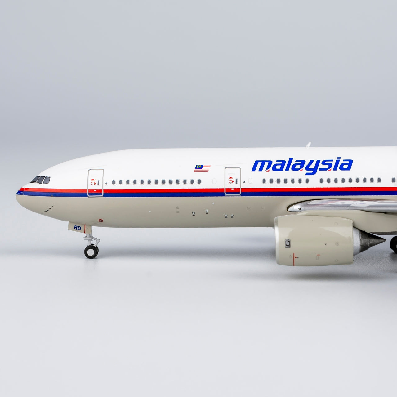 1:400 NG Models Malaysia Airlines Boeing 777-200 9M-MRD Aircraft Model+Free Tractor