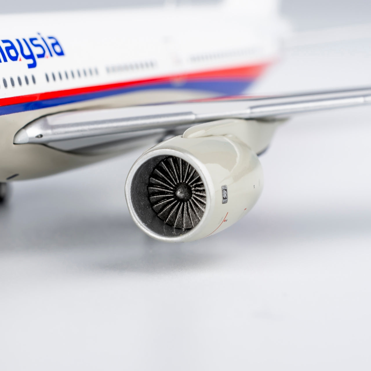 1:400 NG Models Malaysia Airlines Boeing 777-200 9M-MRD Aircraft Model+Free Tractor