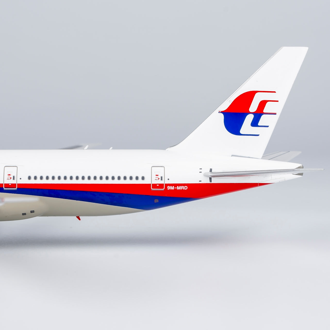 1:400 NG Models Malaysia Airlines Boeing 777-200 9M-MRD Aircraft Model+Free Tractor