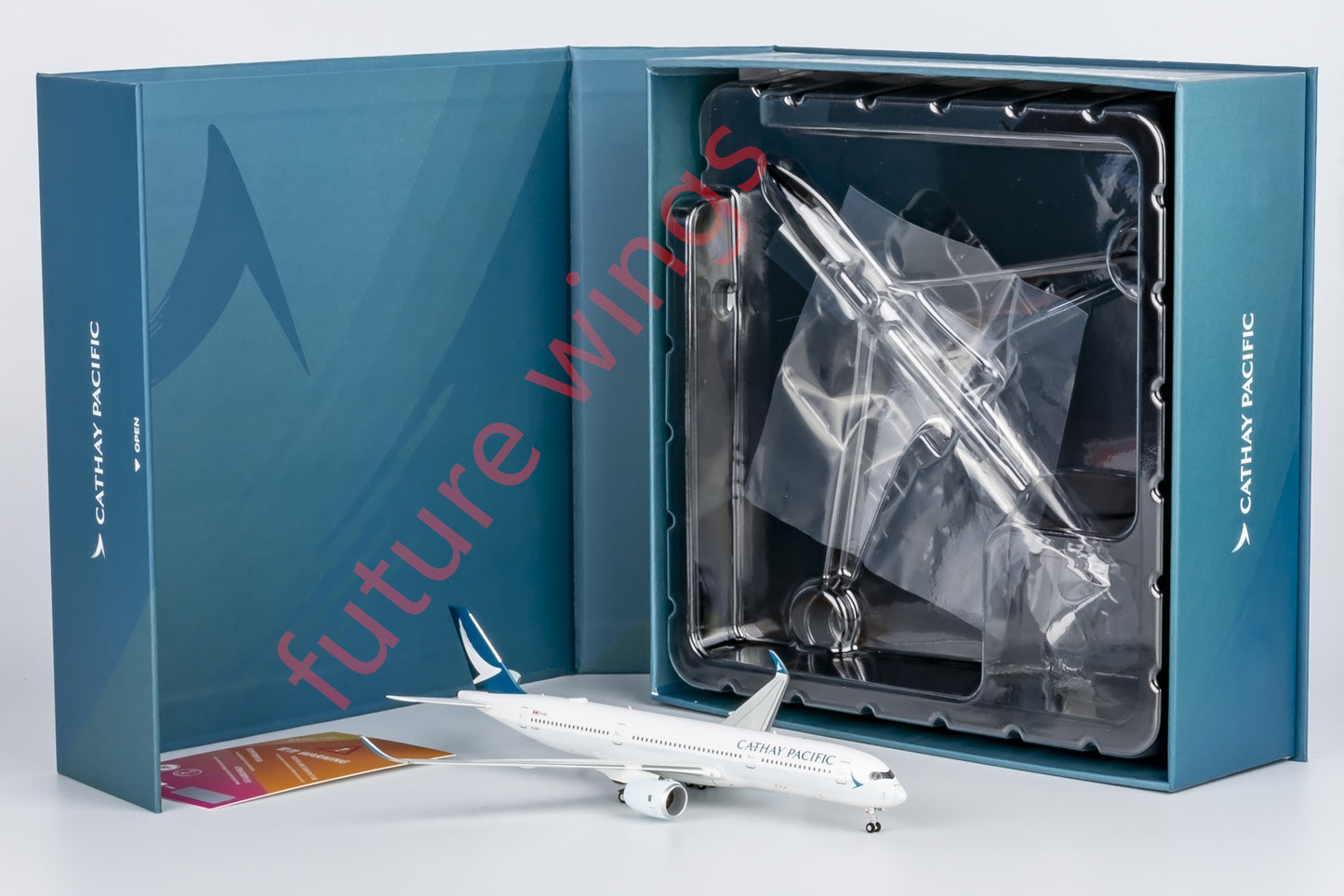 1:400 NG Models NG39076 Cathay Pacific Airbus A350-900 B-LRA "luxury package" Aircraft Model+Free Tractor