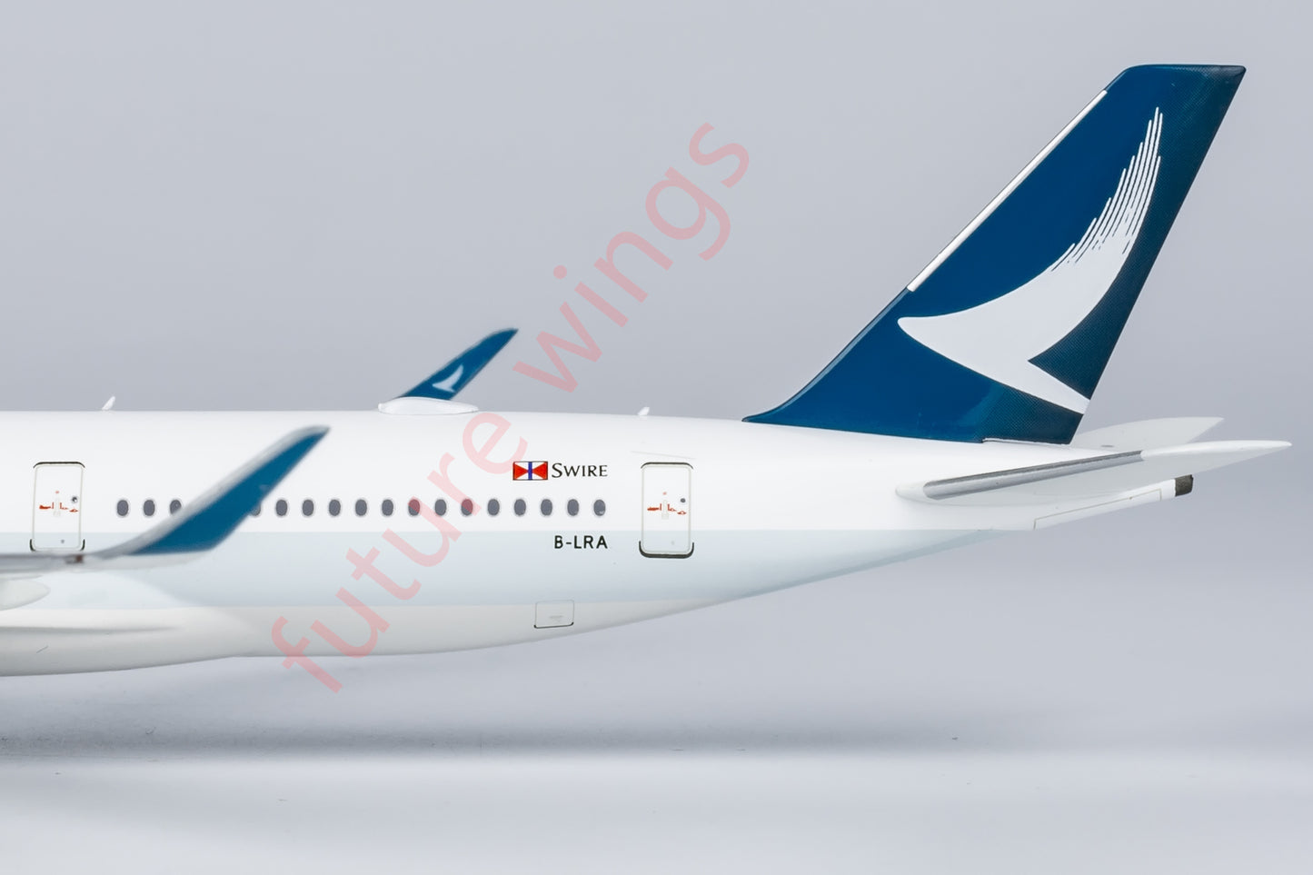 1:400 NG Models NG39076 Cathay Pacific Airbus A350-900 B-LRA "luxury package" Aircraft Model+Free Tractor