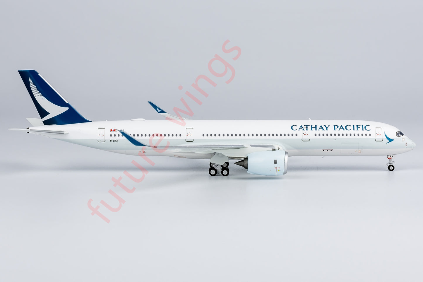 1:400 NG Models NG39076 Cathay Pacific Airbus A350-900 B-LRA "luxury package" Aircraft Model+Free Tractor