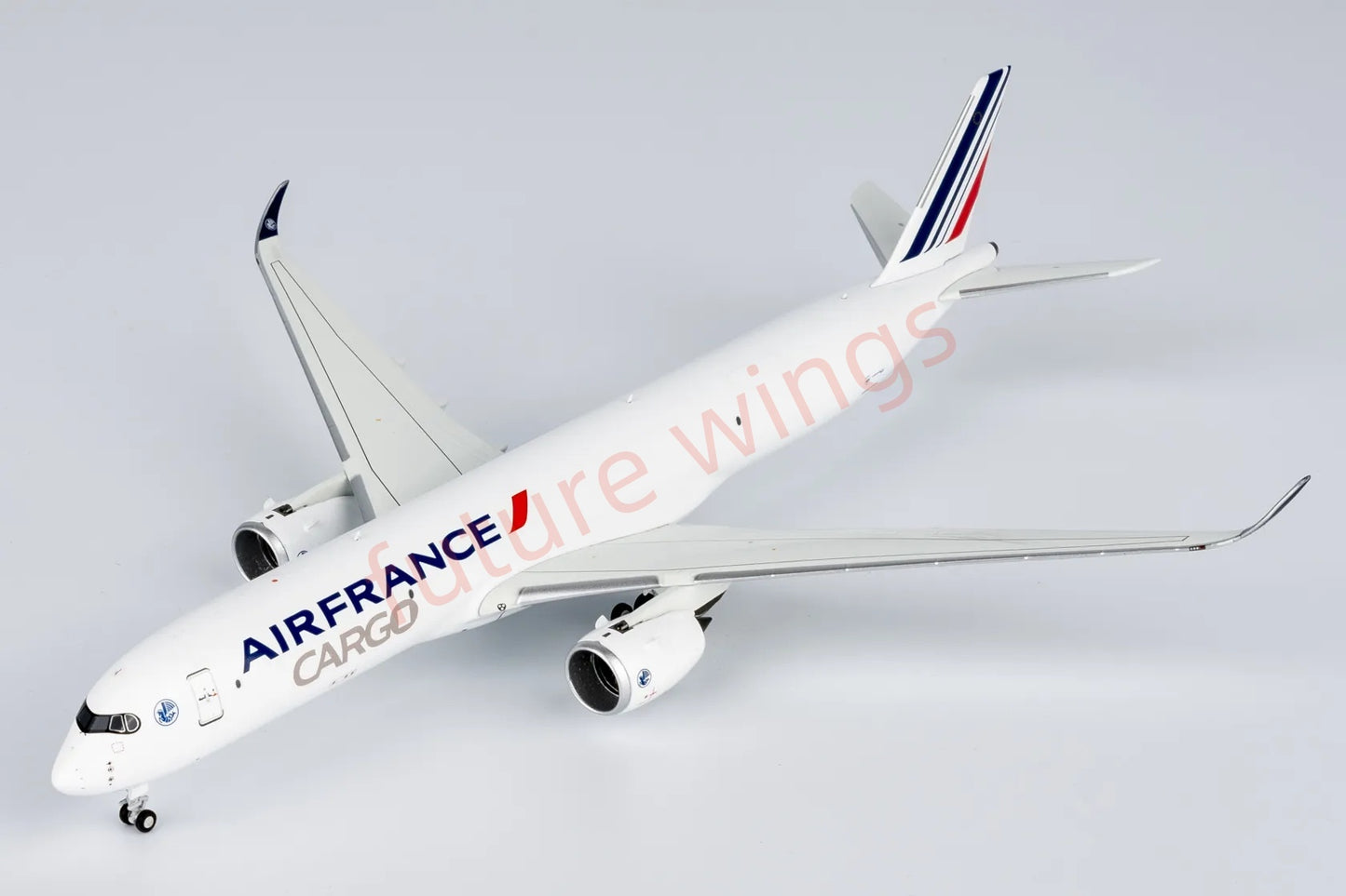 1:400 NG Models NG46007 Air France A350F Aircraft Model+Free Tractor