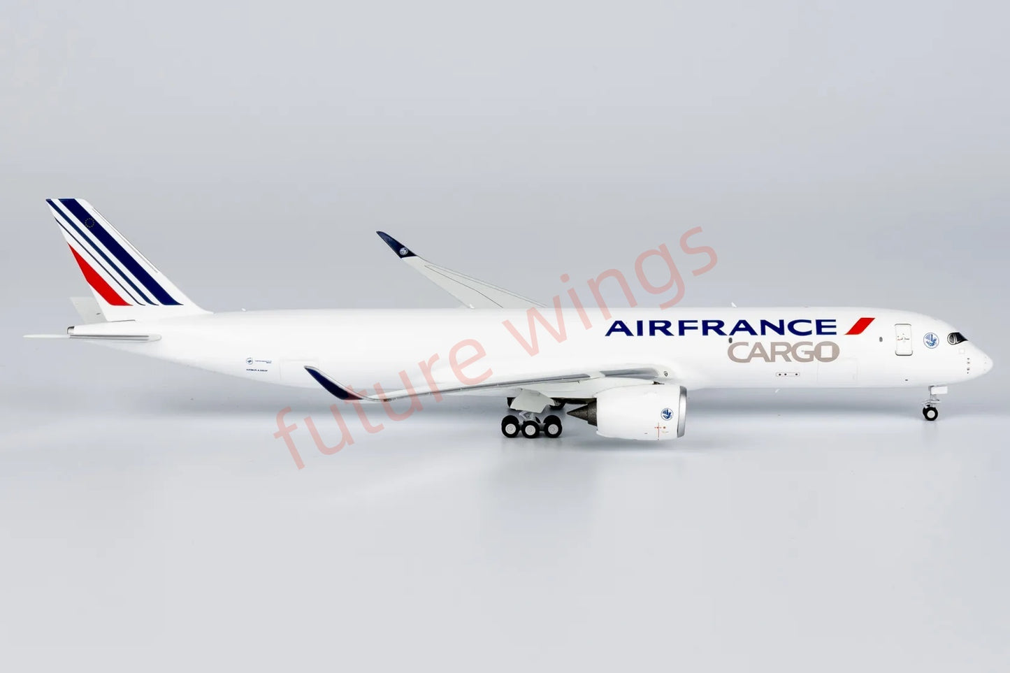1:400 NG Models NG46007 Air France A350F Aircraft Model+Free Tractor