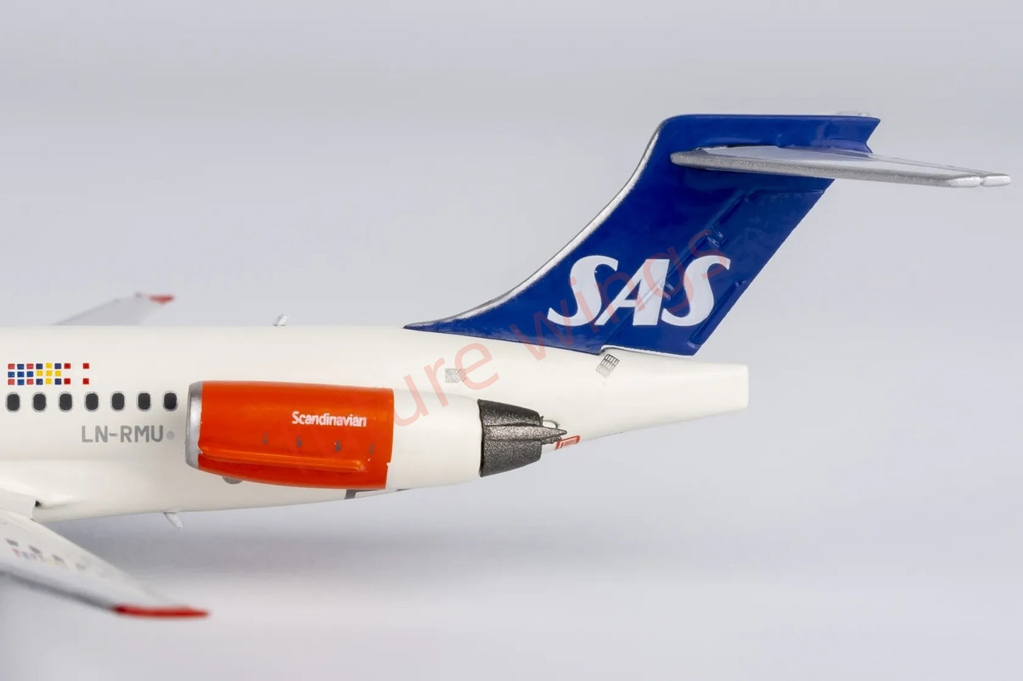 1:400 NG Models NG84002 SAS McDonnell Douglas MD-87 LN-RMU Aircraft Model+Free Tractor