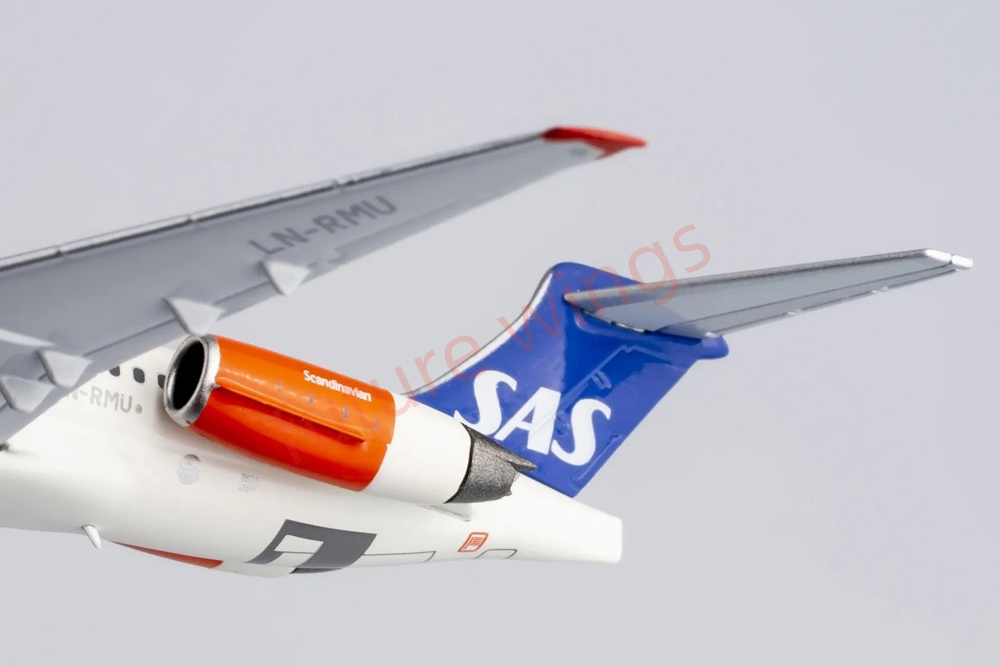 1:400 NG Models NG84002 SAS McDonnell Douglas MD-87 LN-RMU Aircraft Model+Free Tractor