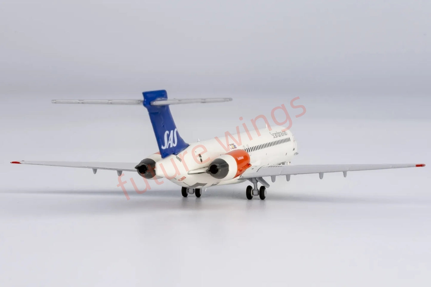 1:400 NG Models NG84002 SAS McDonnell Douglas MD-87 LN-RMU Aircraft Model+Free Tractor