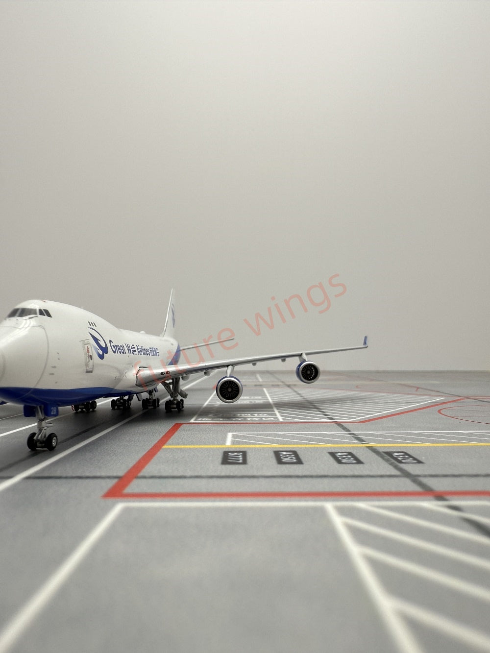 1:400 Geministar Great Wall Airlines B747-400 B-2428 Aircraft Model+Free Tractor