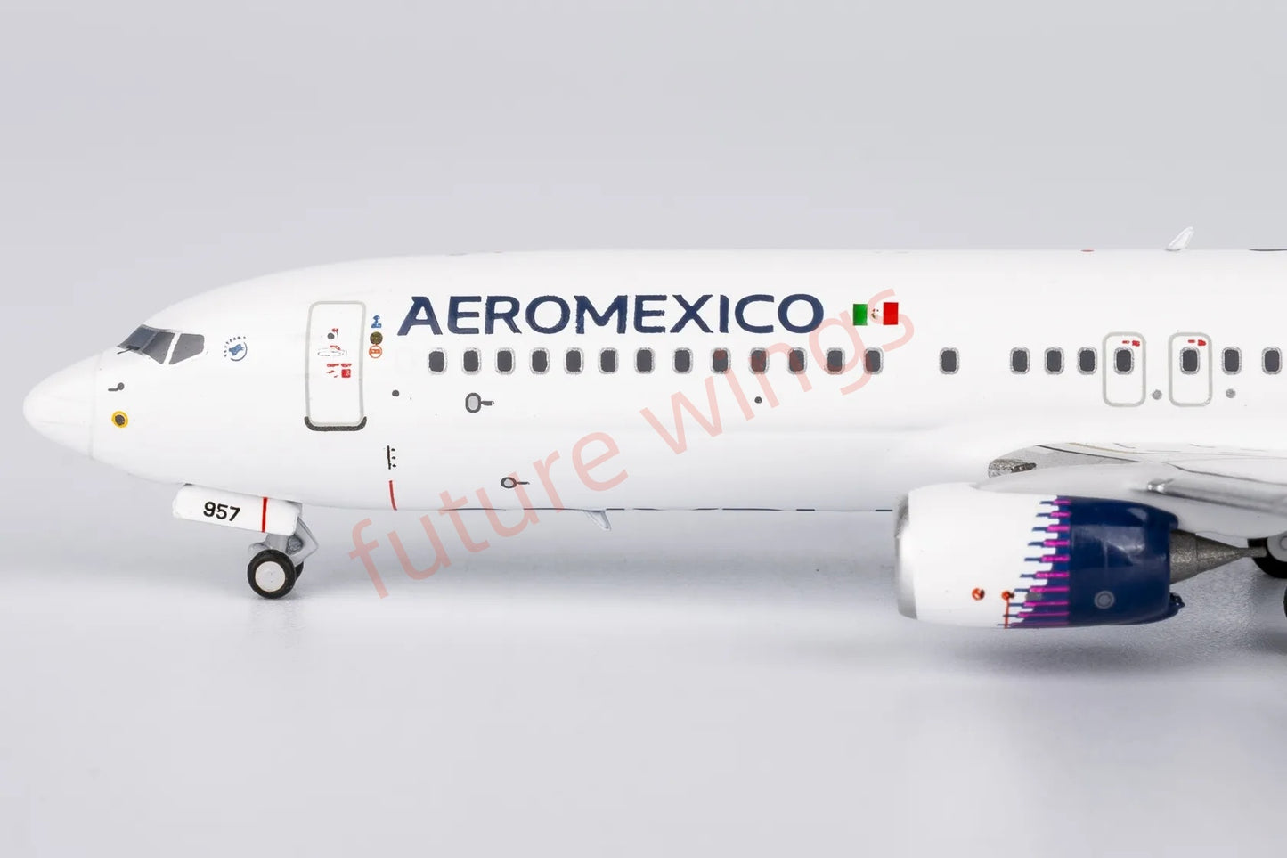 1:400 NG Models NG58247 AeroMexico B737-800/w N957AM Aircraft Model+Free Tractor