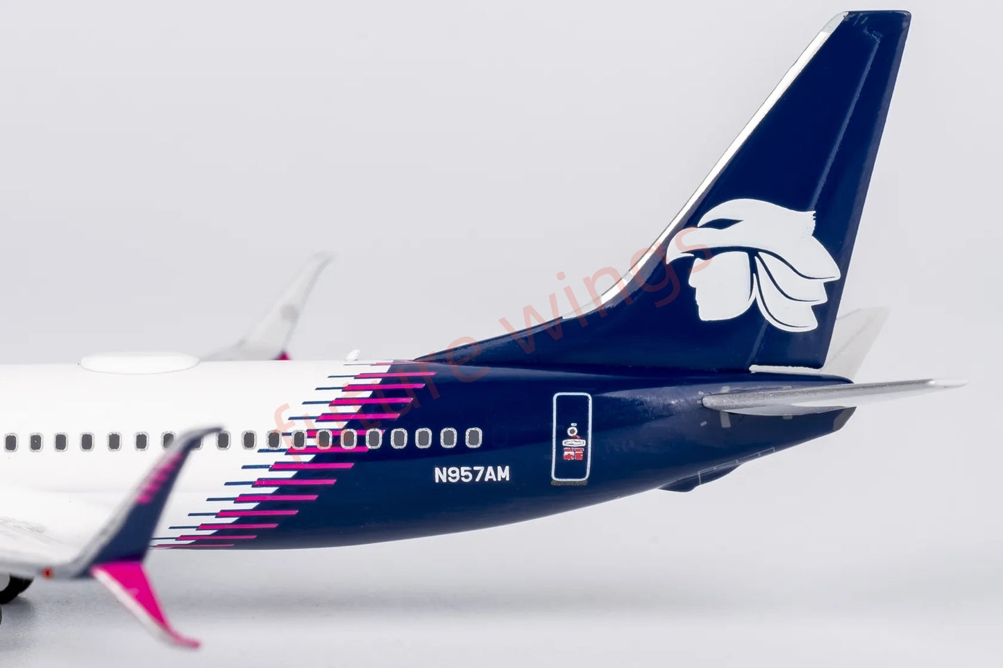 1:400 NG Models NG58247 AeroMexico B737-800/w N957AM Aircraft Model+Free Tractor