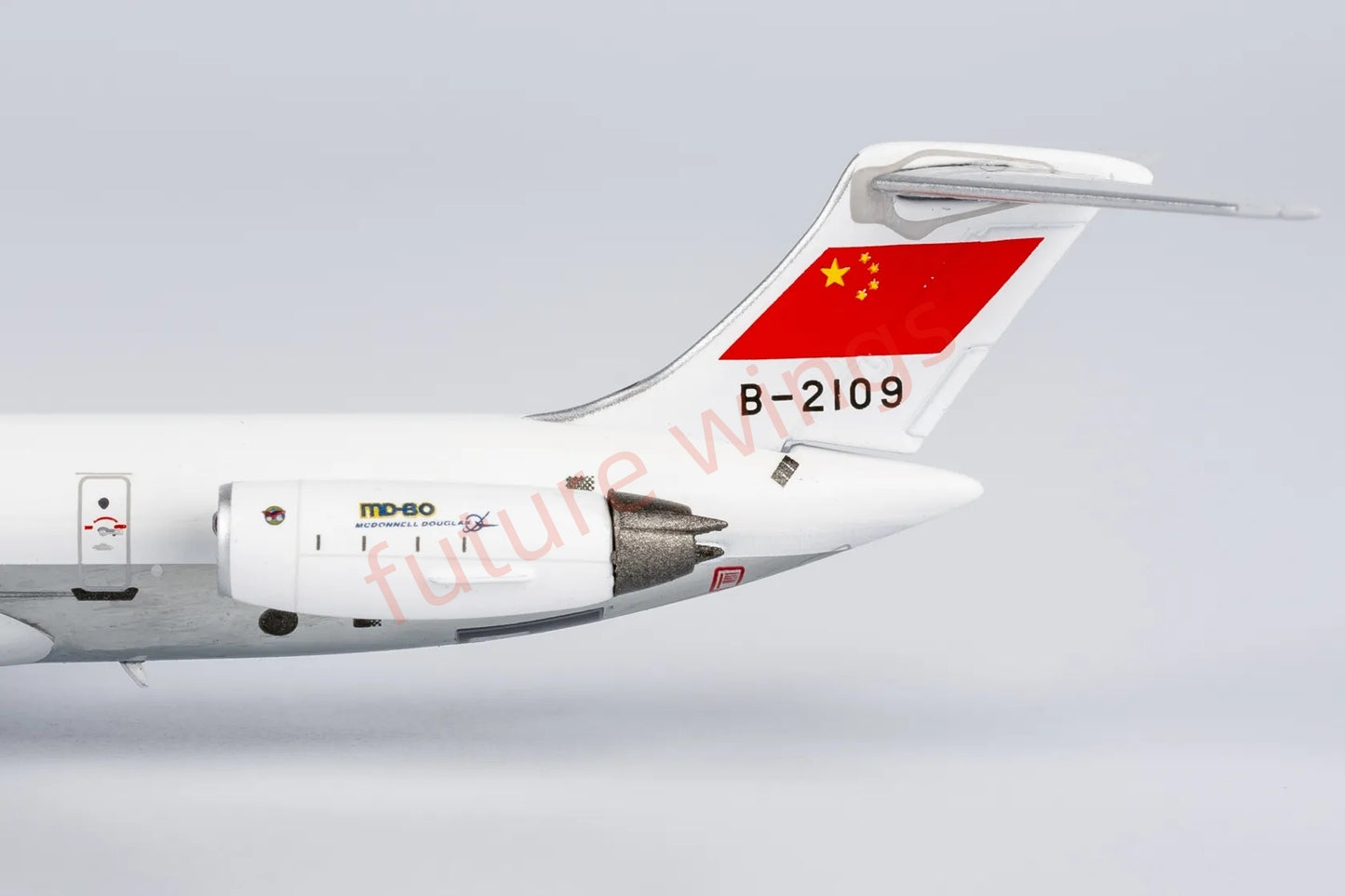 1:400 NG Models NG83018 CAAC McDonnell Douglas MD-82 B-2109 Aircraft Model+Free Tractor