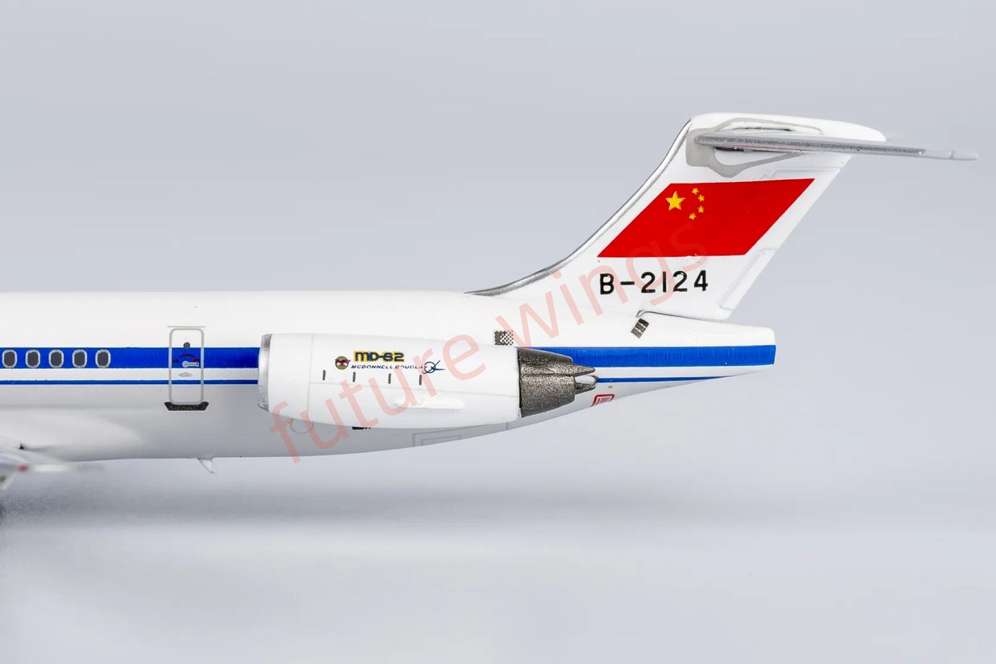 1:400 NG Models NG83016 CAAC McDonnell Douglas MD-82 B-2124 Aircraft Model+Free Tractor