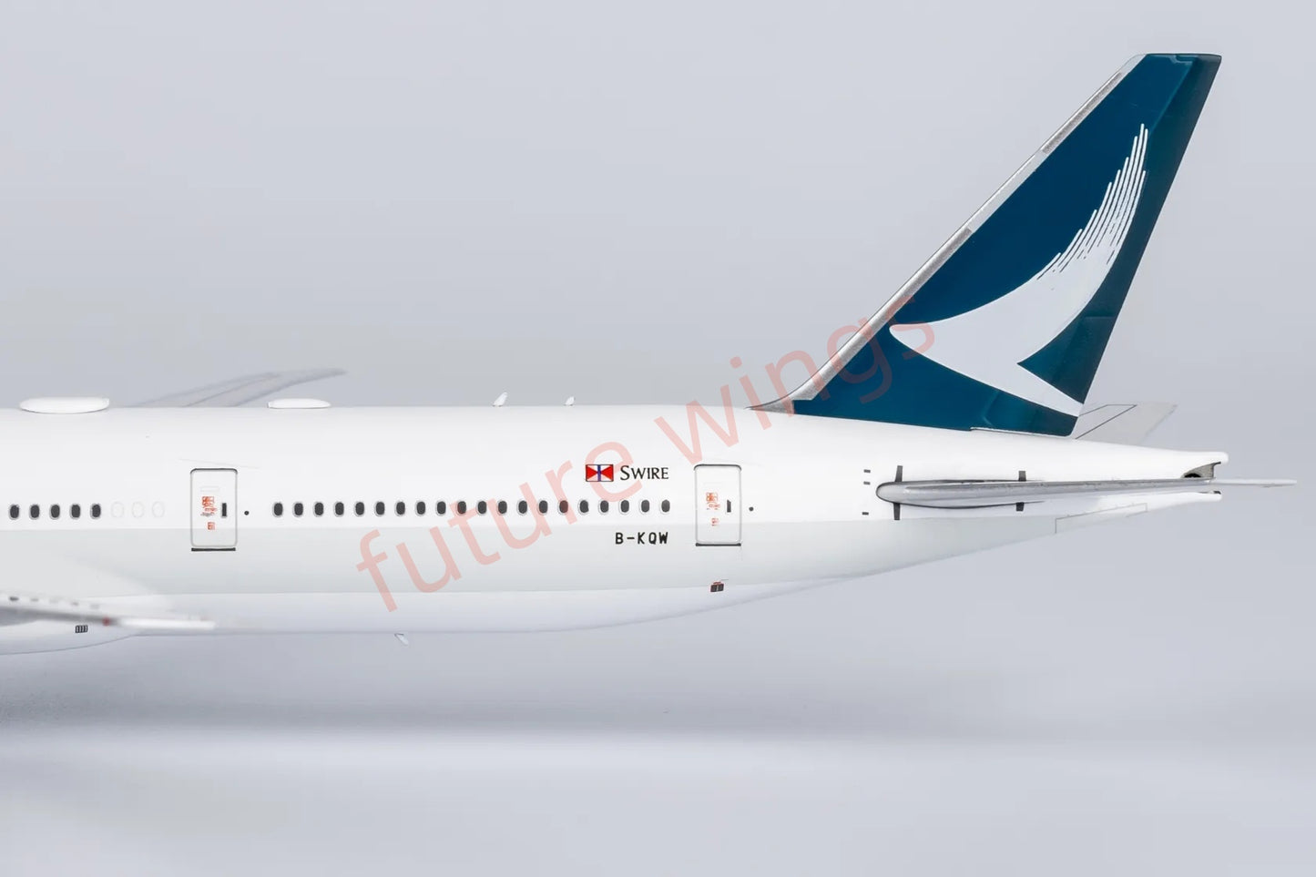 1:400 NG Models NG73069 Cathay Pacific B777-300ER B-KQW Aircraft Model+Free Tractor