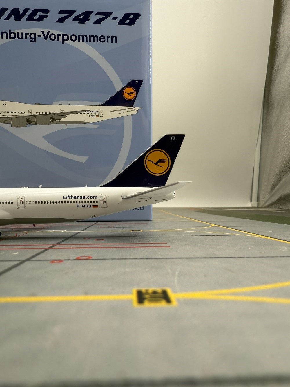 1:400 YY Wings Lufthansa Airlines Boeing B747-8 D-ABYD/D-ABYI/D-ABYM/D-ABYP Aircraft Model+Free Tractor