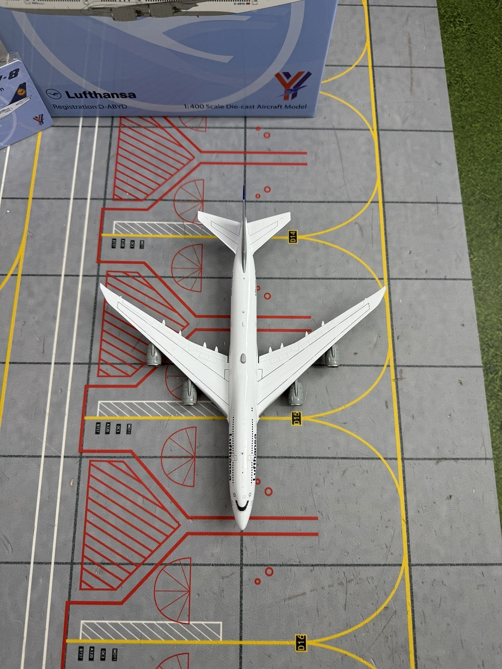 1:400 YY Wings Lufthansa Airlines Boeing B747-8 D-ABYD/D-ABYI/D-ABYM/D-ABYP Aircraft Model+Free Tractor