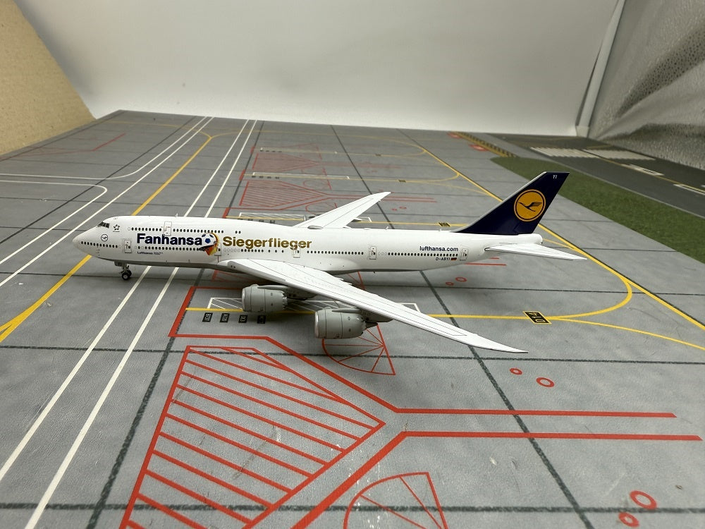 1:400 YY Wings Lufthansa Airlines Boeing B747-8 D-ABYD/D-ABYI/D-ABYM/D-ABYP Aircraft Model+Free Tractor