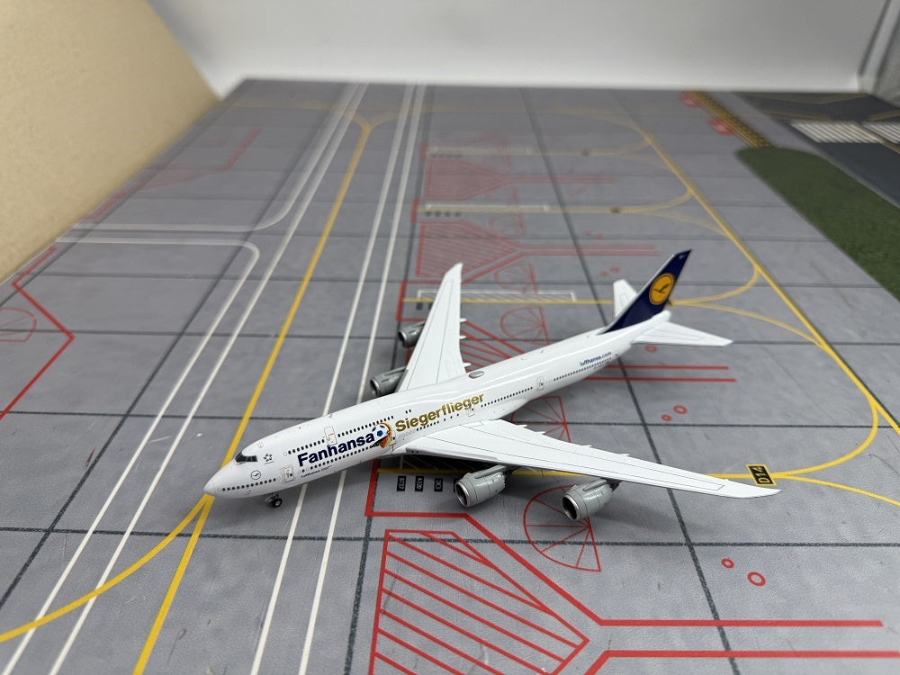 1:400 YY Wings Lufthansa Airlines Boeing B747-8 D-ABYD/D-ABYI/D-ABYM/D-ABYP Aircraft Model+Free Tractor