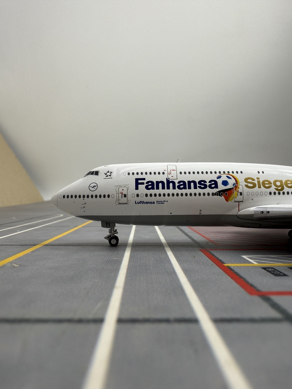 1:400 YY Wings Lufthansa Airlines Boeing B747-8 D-ABYD/D-ABYI/D-ABYM/D-ABYP Aircraft Model+Free Tractor