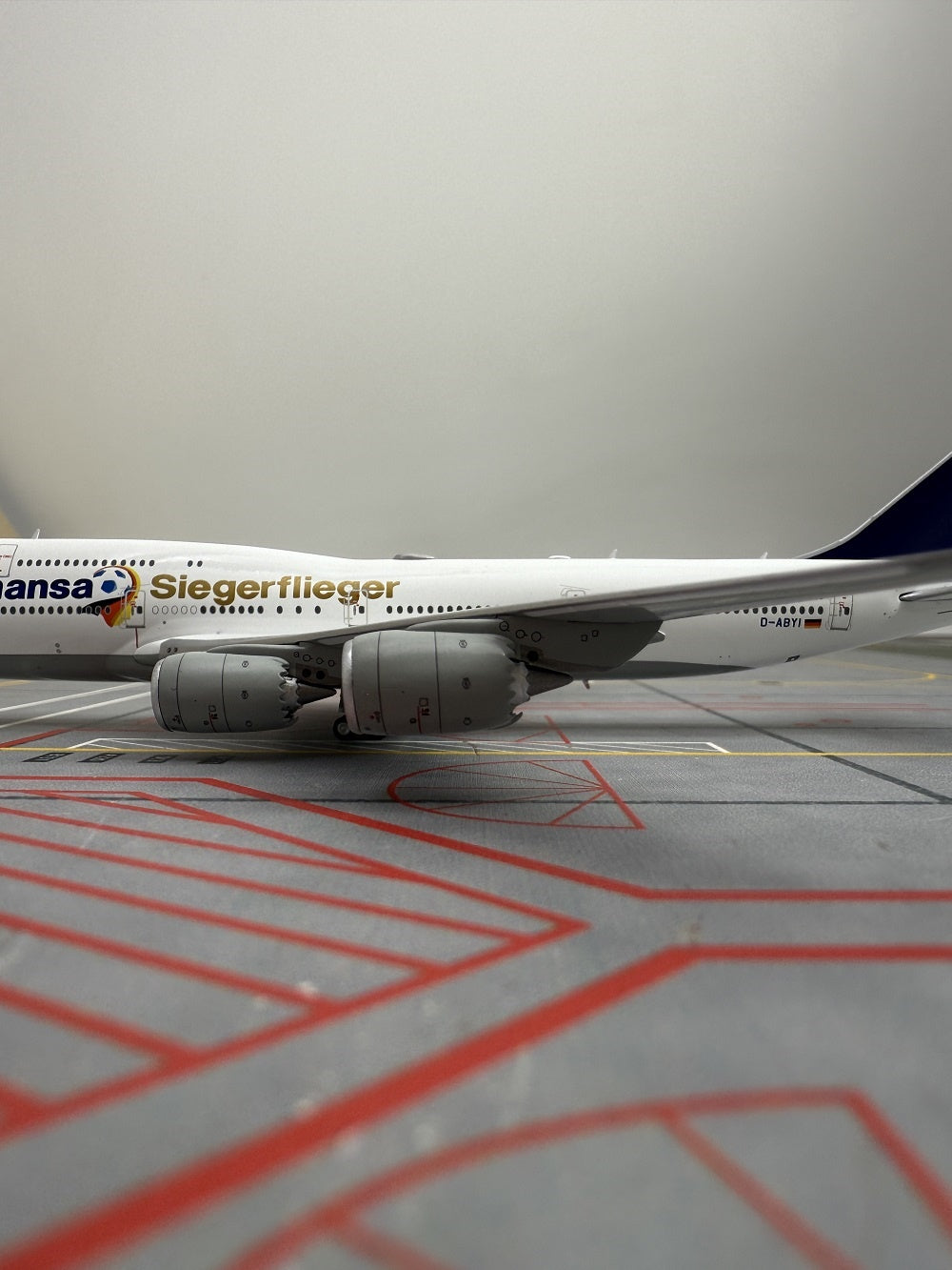 1:400 YY Wings Lufthansa Airlines Boeing B747-8 D-ABYD/D-ABYI/D-ABYM/D-ABYP Aircraft Model+Free Tractor