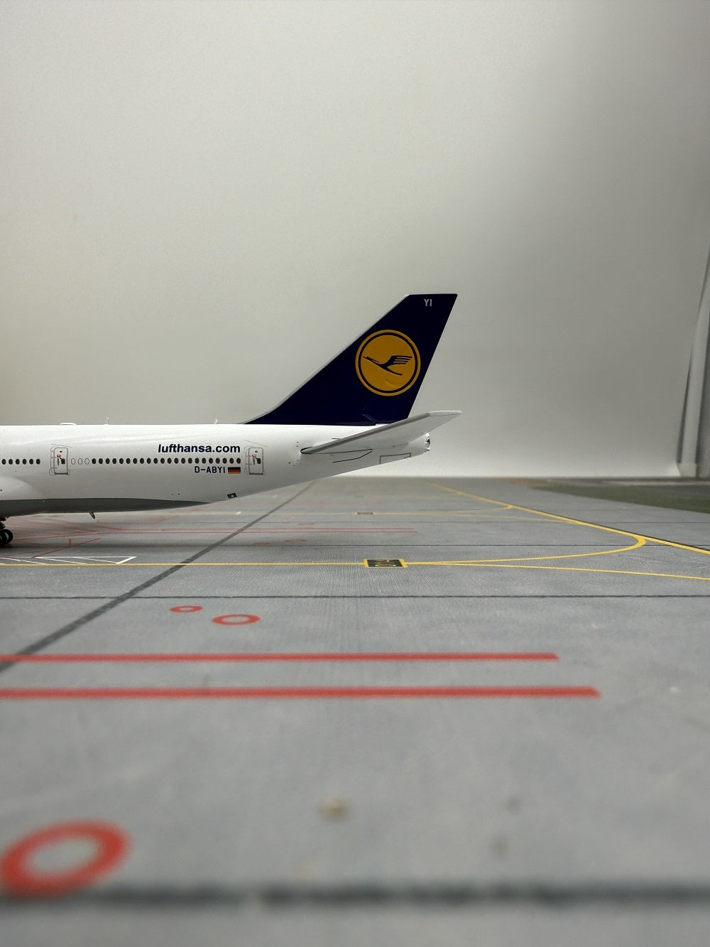 1:400 YY Wings Lufthansa Airlines Boeing B747-8 D-ABYD/D-ABYI/D-ABYM/D-ABYP Aircraft Model+Free Tractor
