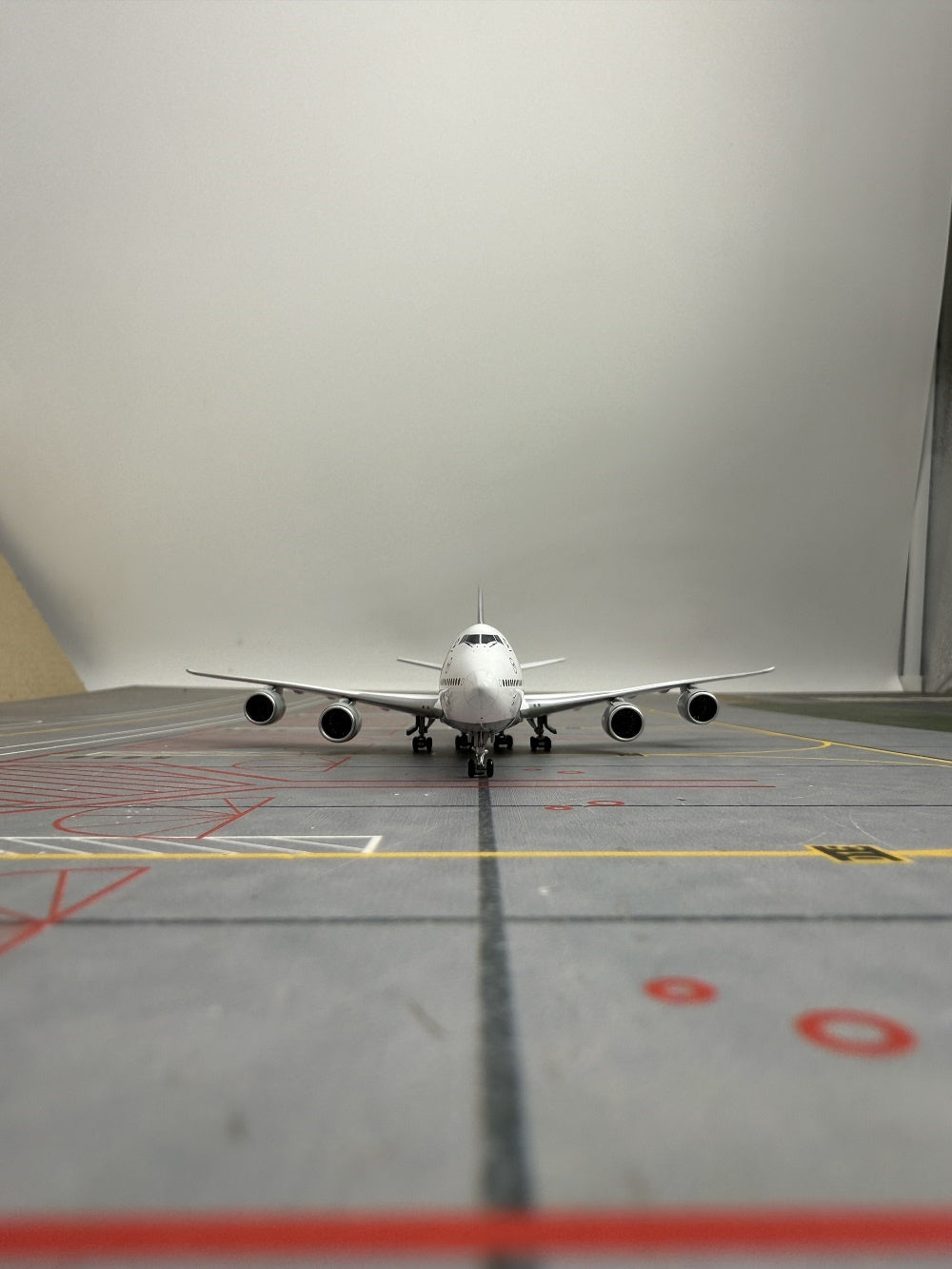 1:400 YY Wings Lufthansa Airlines Boeing B747-8 D-ABYD/D-ABYI/D-ABYM/D-ABYP Aircraft Model+Free Tractor