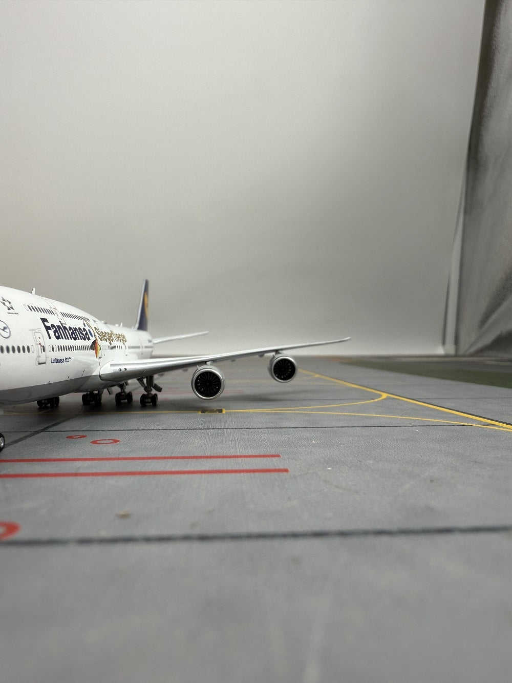1:400 YY Wings Lufthansa Airlines Boeing B747-8 D-ABYD/D-ABYI/D-ABYM/D-ABYP Aircraft Model+Free Tractor