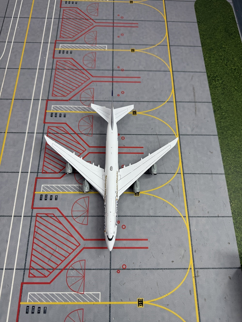 1:400 YY Wings Lufthansa Airlines Boeing B747-8 D-ABYD/D-ABYI/D-ABYM/D-ABYP Aircraft Model+Free Tractor