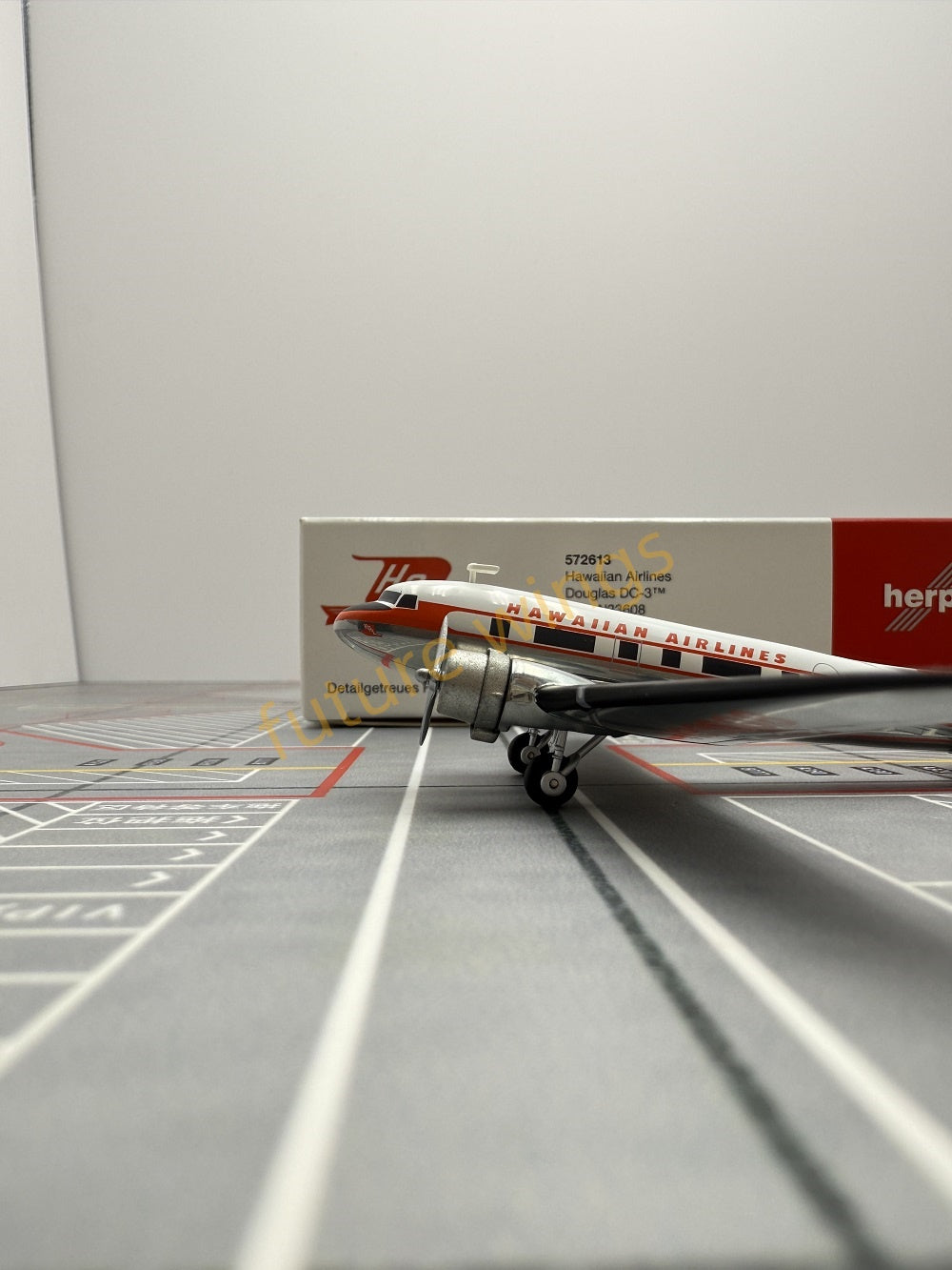 1:200 Herpa Wings 572613 Hawaiian Airlines Douglas DC-3 N33608 Diecast Aircraft Model