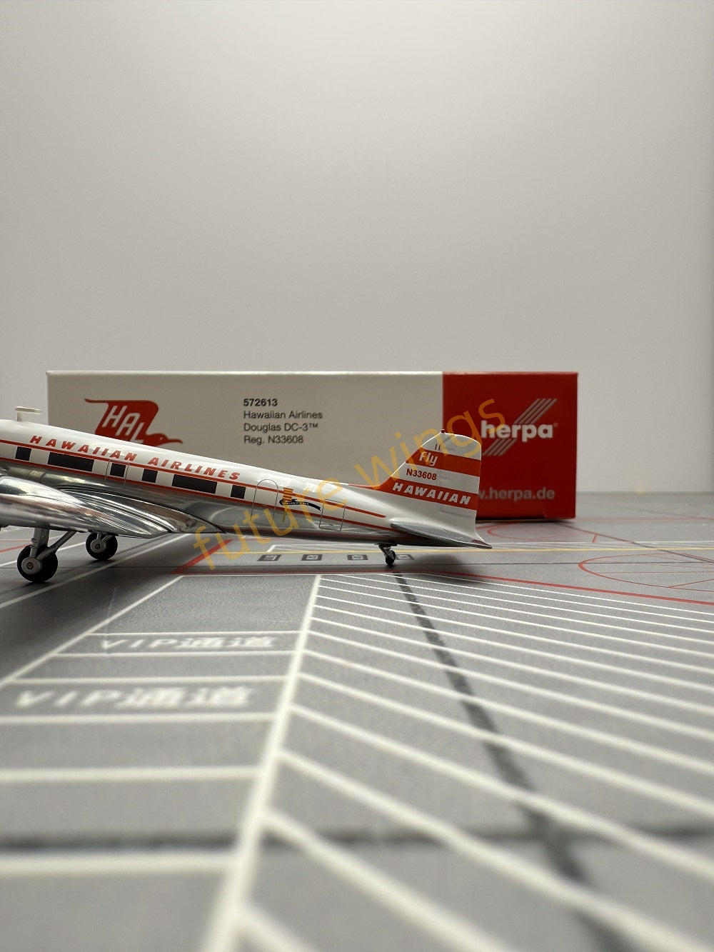 1:200 Herpa Wings 572613 Hawaiian Airlines Douglas DC-3 N33608 Diecast Aircraft Model