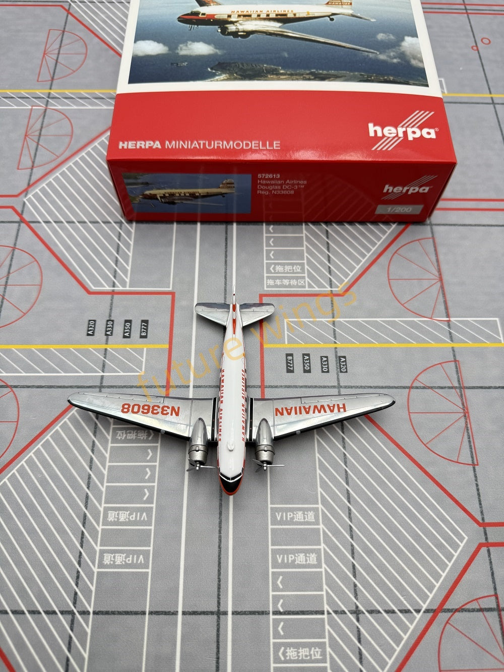 1:200 Herpa Wings 572613 Hawaiian Airlines Douglas DC-3 N33608 Diecast Aircraft Model