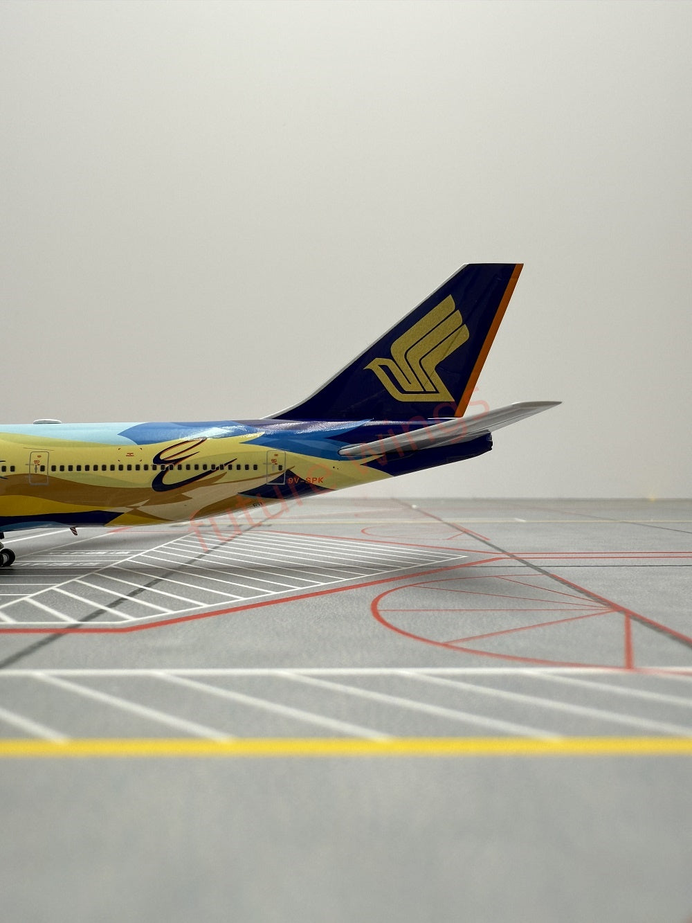 1:400 HX Models Singapore Airlines B747-400 9V-SPL/9V-SPK Aircraft Model With Stand+Free Tractor