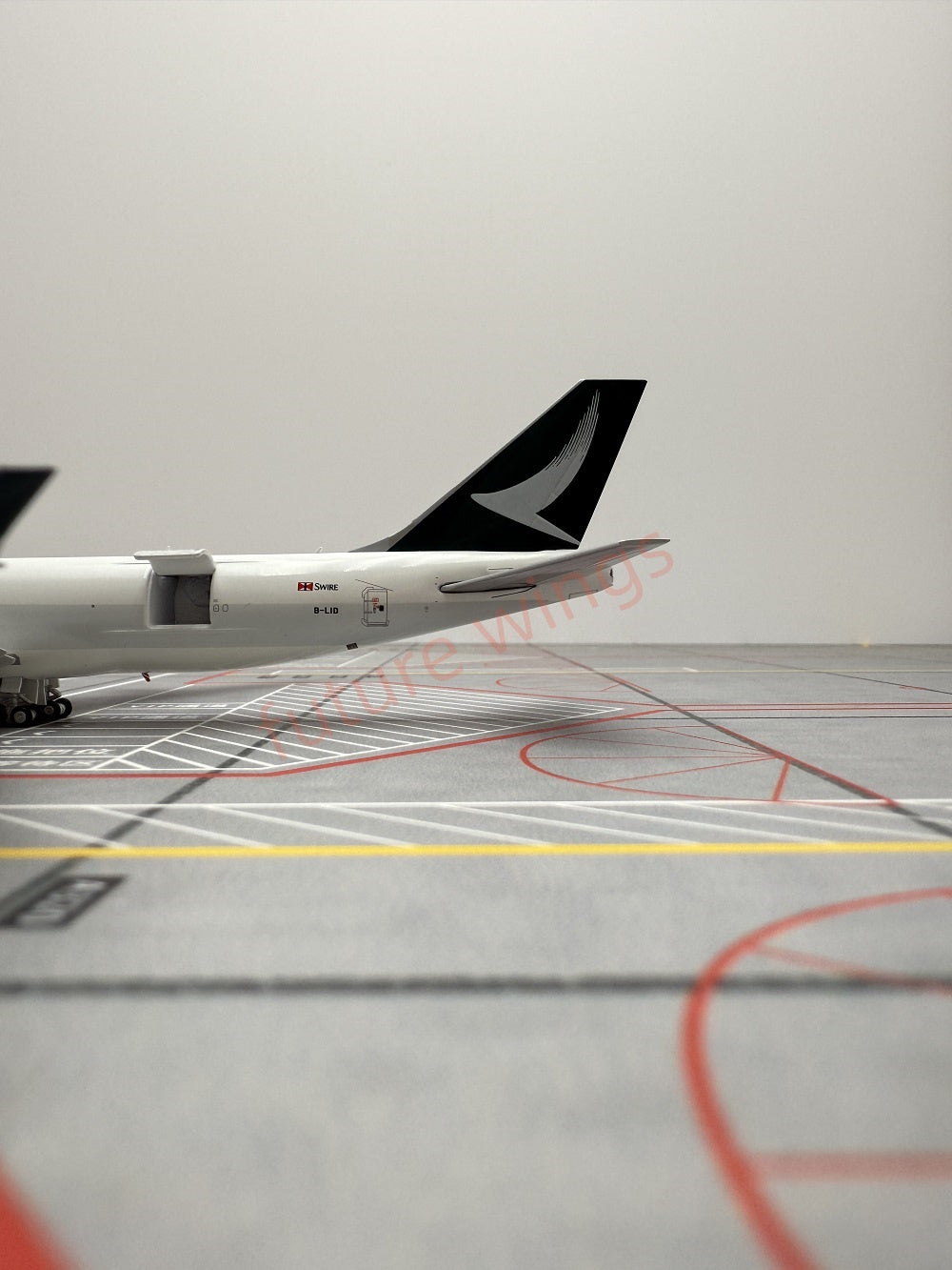 1:400 YY Wings Cathay Pacific Cargo B747-400F B-LID Aircraft Model+Free Tractor