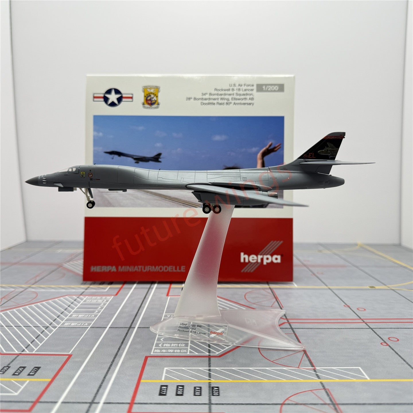 1:200 Herpa Wings 572903 USAF Rockwell B-1B Lancer 85-0060